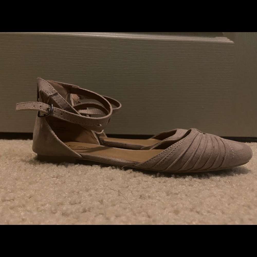 Point toe flats